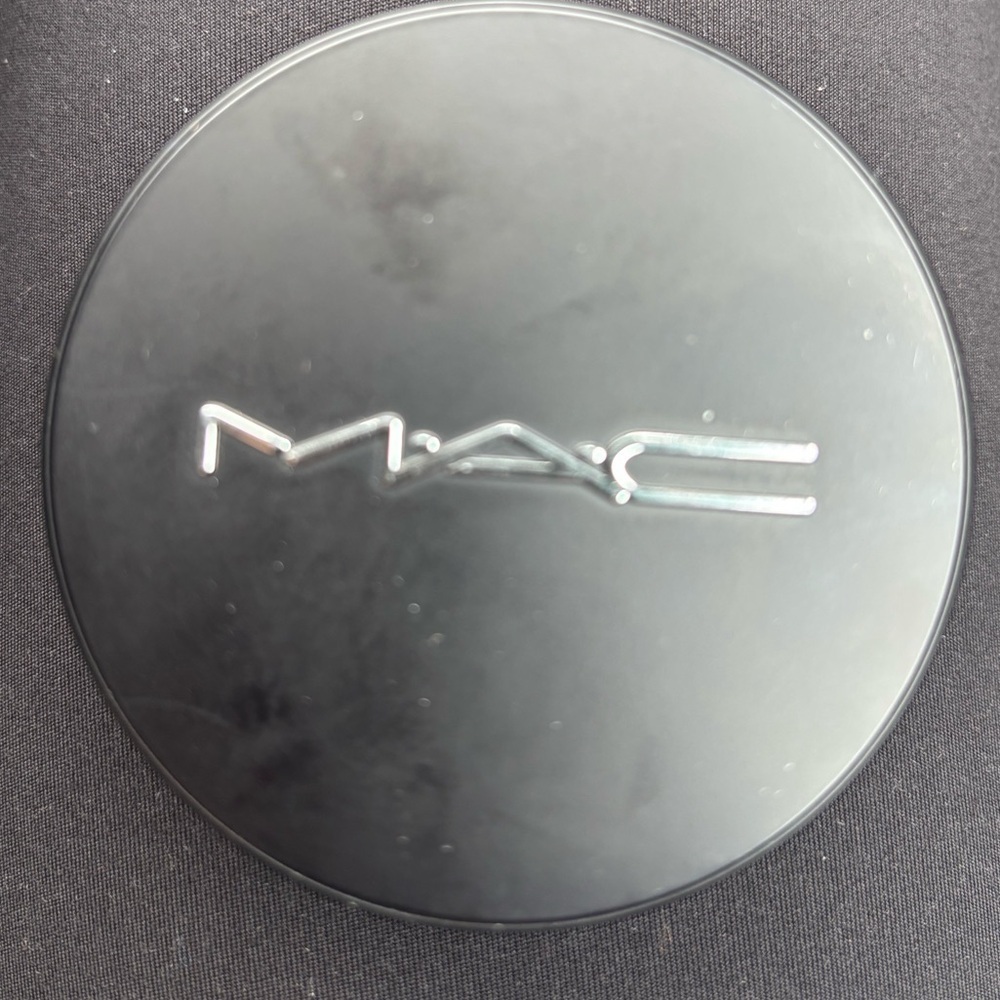 NEW MAC FULL COVERAGE POWDER FOUNDATION IN SHADE NC 42 - Picture 4 of 10